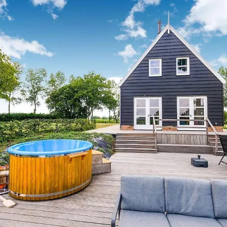 Luxurious In With Private Garden Holiday home *